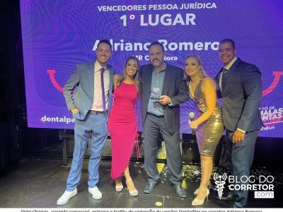 Dirlei Chagas, entrega o troféu de campeão de vendas DentalPar ao corretor Adriano Romero